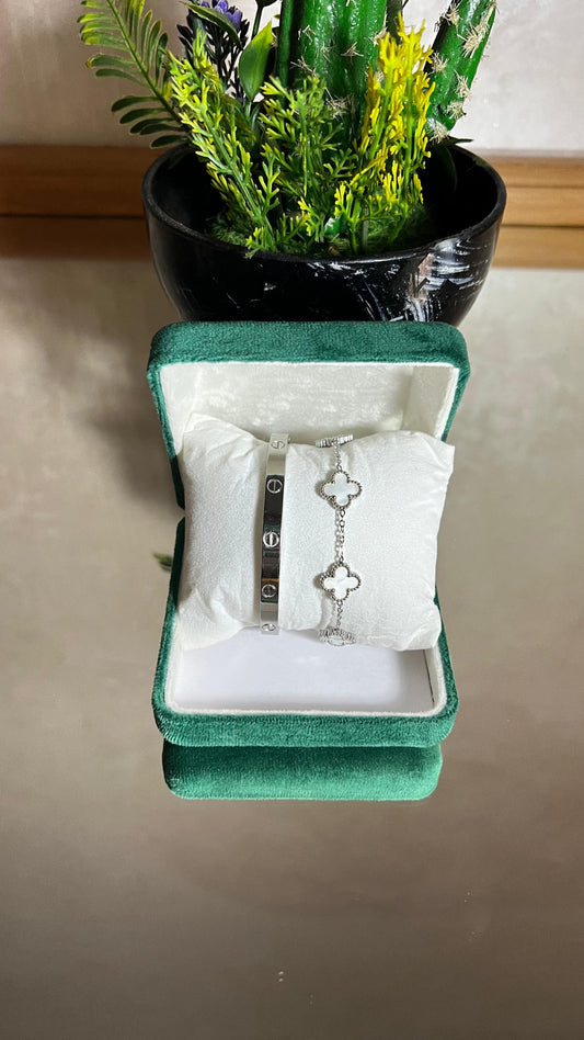 Ensemble Cartier, bracelet Van Cleef