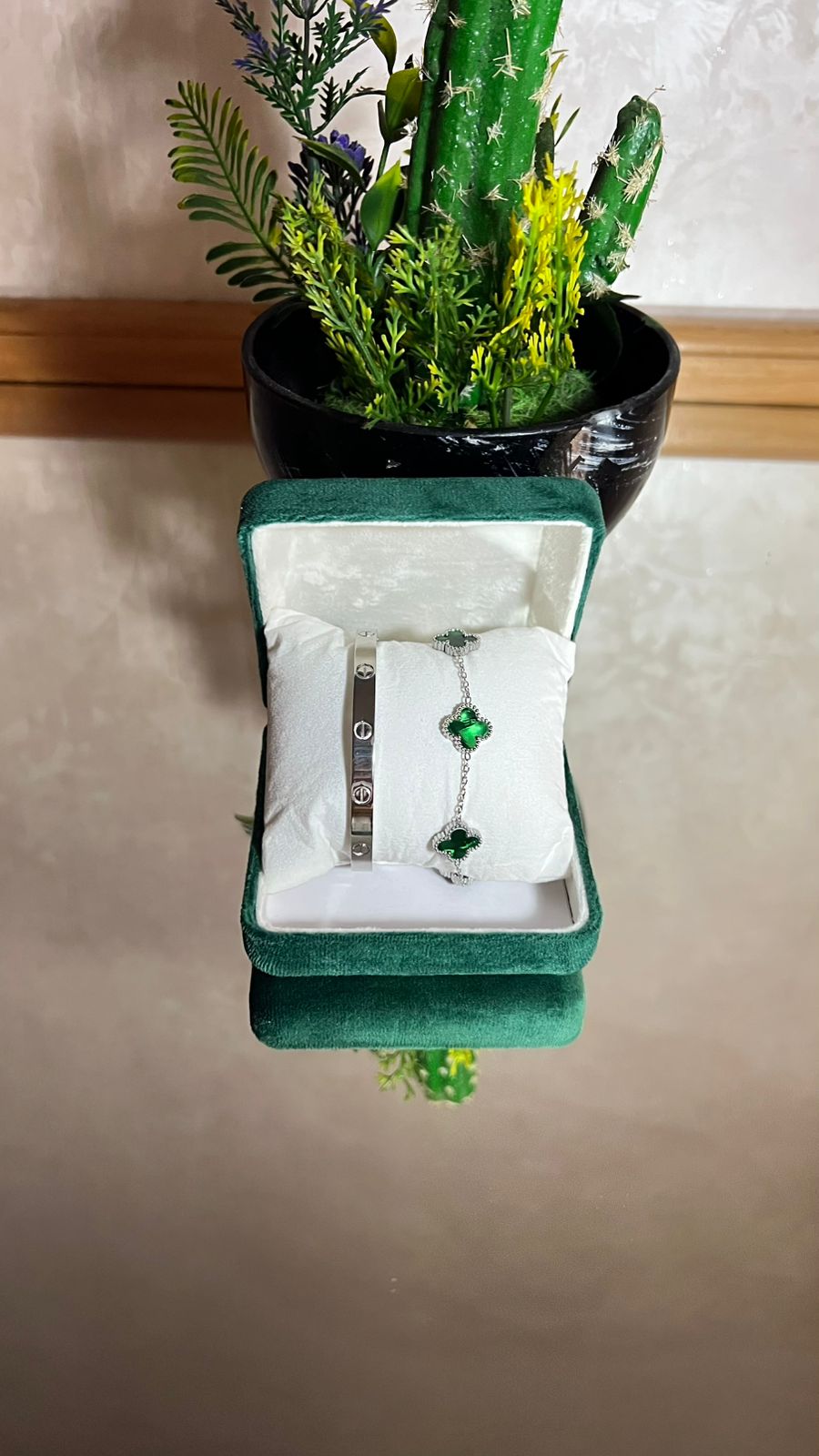 Ensemble Cartier, bracelet Van Cleef