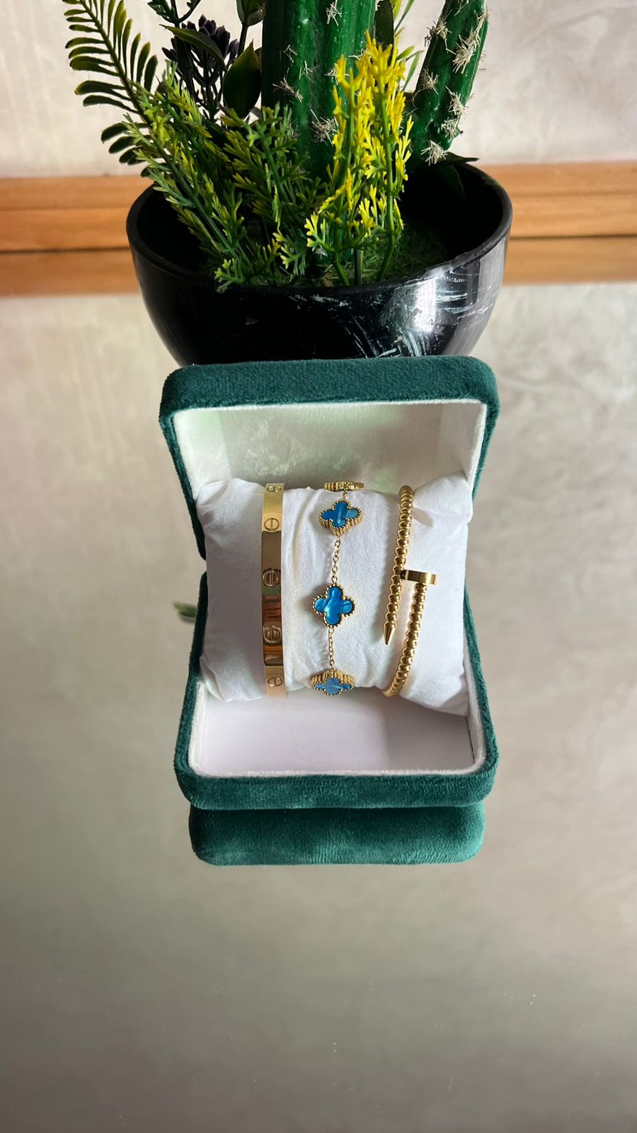 Ensemble Cartier, bracelet Van Cleef et jonc clou