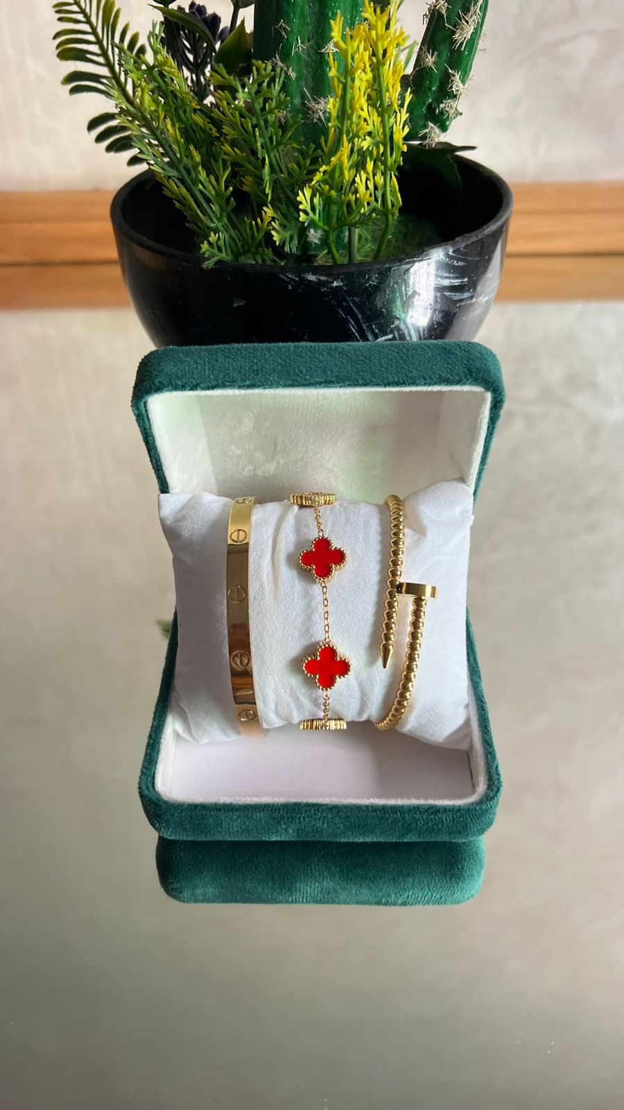 Ensemble Cartier, bracelet Van Cleef et jonc clou