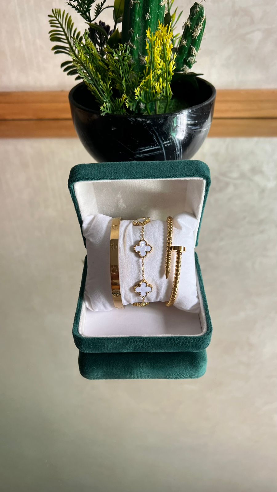 Ensemble Cartier, bracelet Van Cleef et jonc clou